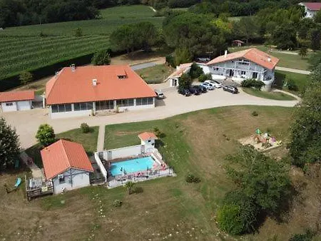 15 A 17 Personnes Avec Salle De Reunion Holiday home Sarraziet