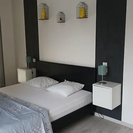 15 A 17 Personnes Avec Salle De Reunion Holiday home Sarraziet